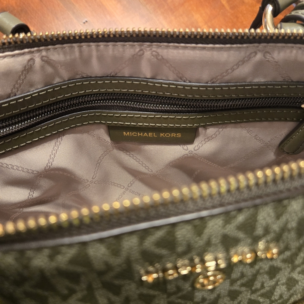 Michael Kors Olive Green Signature Tote Bag With Matching Phone Wallet - Picture 10 of 13